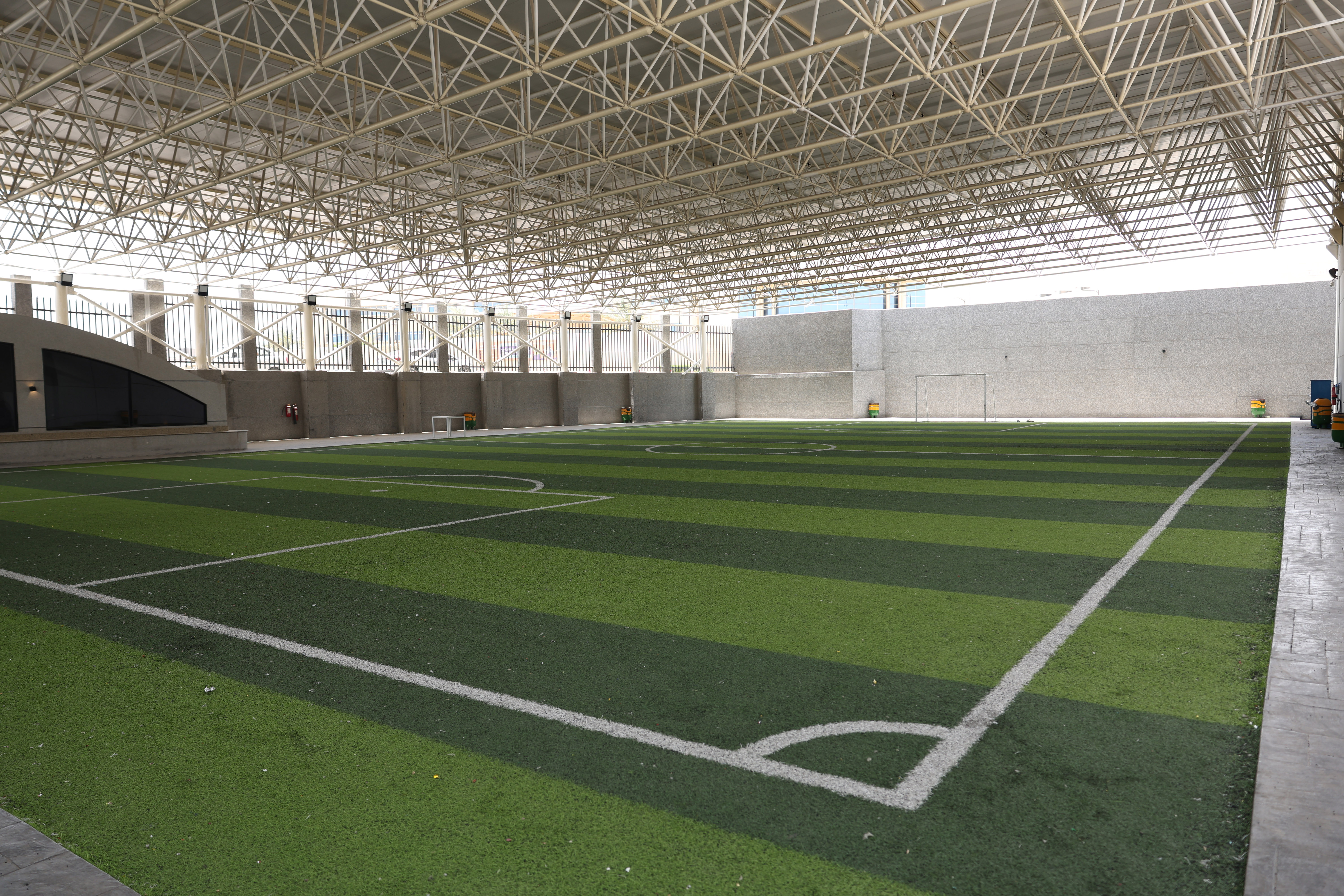 الملاعب والمرافق